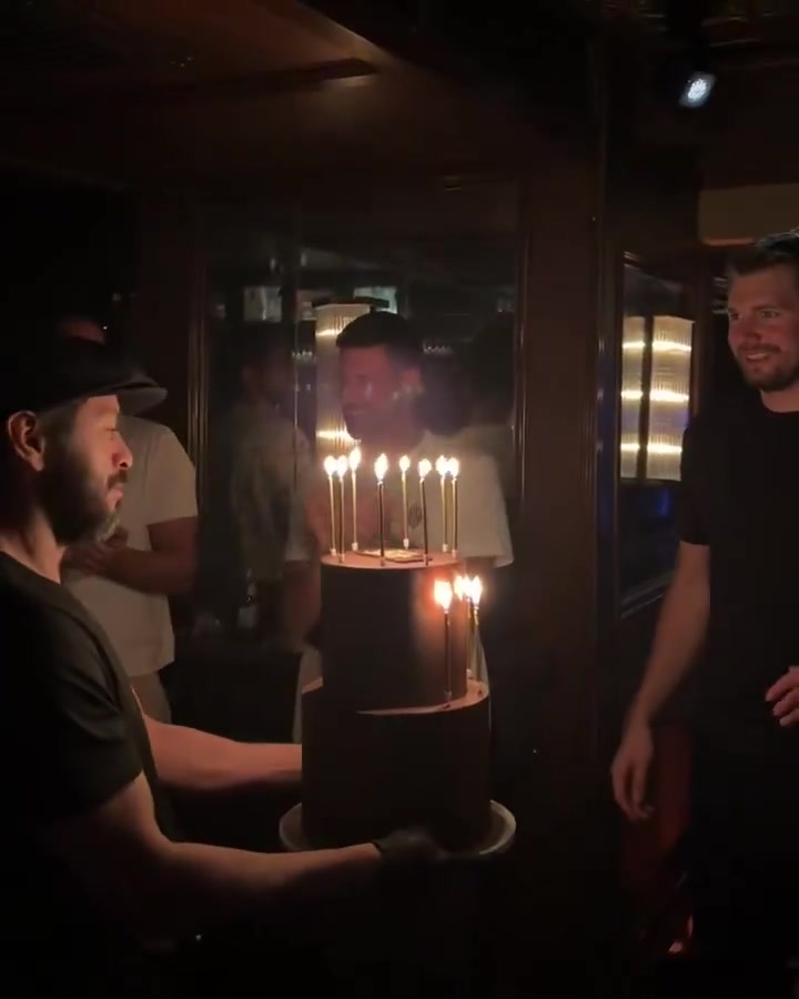 bob半岛-😍东契奇和德约科维奇一同庆祝生日 还有性感舞女表演